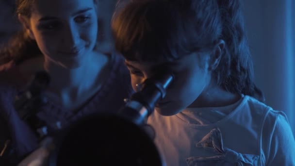 Chicas mirando estrellas juntas y usando un telescopio astronómico — Vídeos de Stock