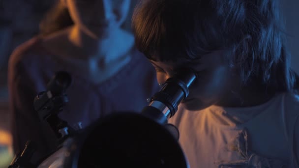 Girls watching stars together and using an astronomical telescope — Stock Video