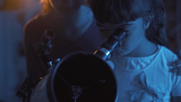 Girls watching stars together and using an astronomical telescope — Stock Video