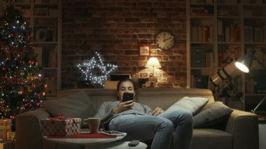 Evde üzgün, yalnız bir Noel arifesi geçiren bir kadın.