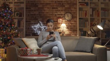 Mutlu kadın Noel dileklerini telefonuna yolluyor.