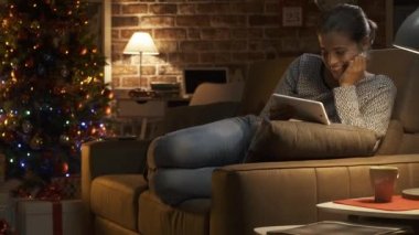 Noel arifesinde internetten film izleyen bir kadın.