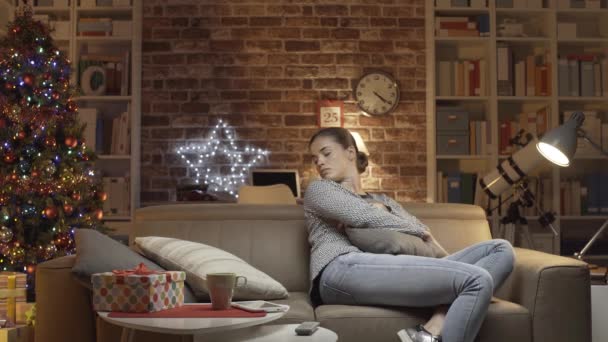 若い女性が家で孤独なクリスマスを持っている — ストック動画