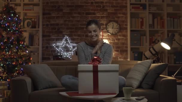 Mujer recibiendo un hermoso regalo de Navidad — Vídeo de stock