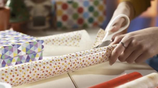 Mujer preparando regalos de Navidad en casa — Vídeos de Stock