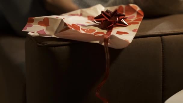 Mujer leyendo un libro que recibió como regalo de Navidad — Vídeos de Stock