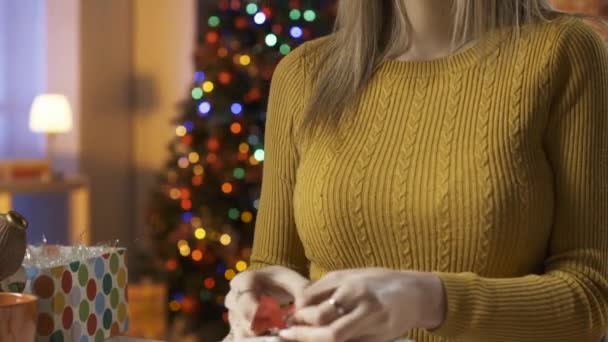女性の準備彼女のクリスマスプレゼントに家 — ストック動画