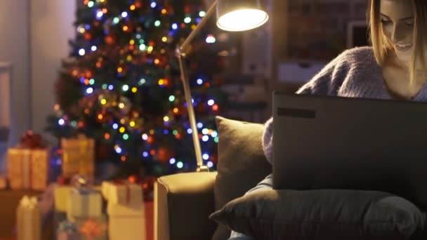 Smiling cute girl chatting online on Christmas Eve — Stock Video