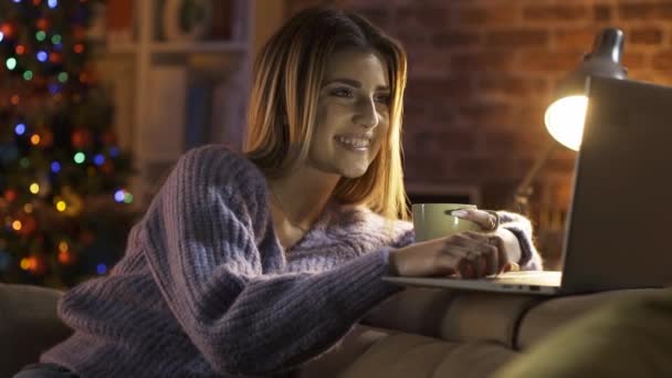 Mulher bonito assistindo filmes em seu laptop — Vídeo de Stock