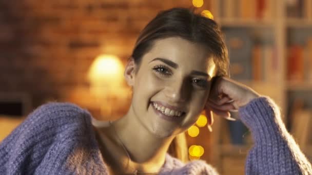 Linda chica posando en casa y sonriendo a la cámara — Vídeos de Stock