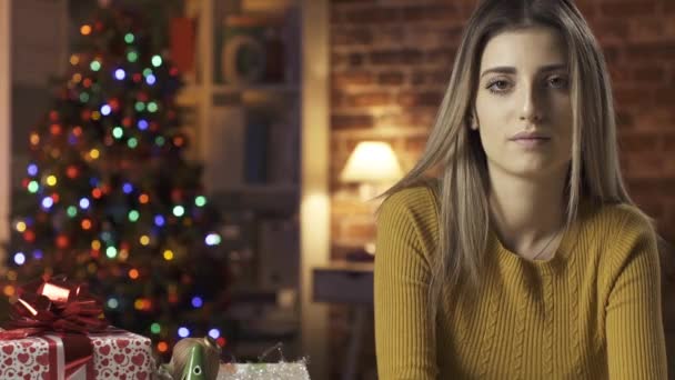 Donna sorridente che festeggia il Natale a casa — Video Stock