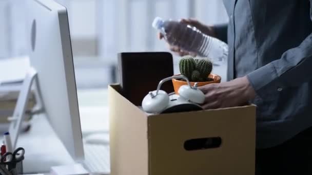 Gekündigter Mitarbeiter packt ein und verlässt das Büro — Stockvideo