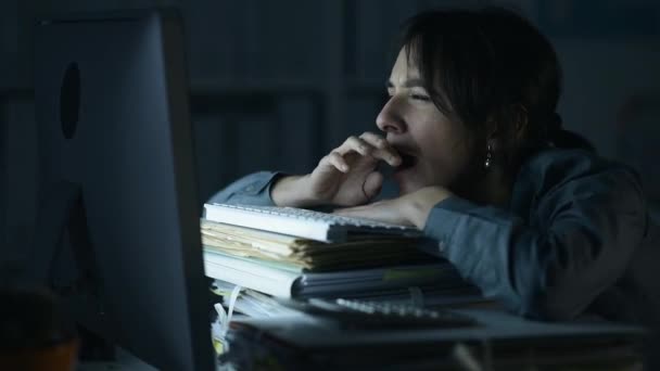 Empleado cansado trabajando hasta tarde en la noche — Vídeos de Stock