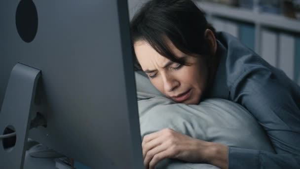 Sömnig affärskvinna som arbetar övertid — Stockvideo
