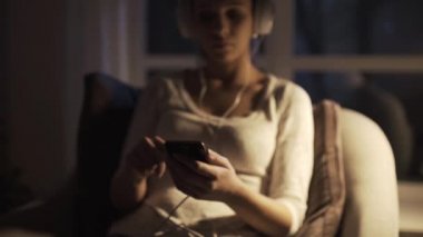 Gece müzik dinleyen ve dinlenen bir kadın.
