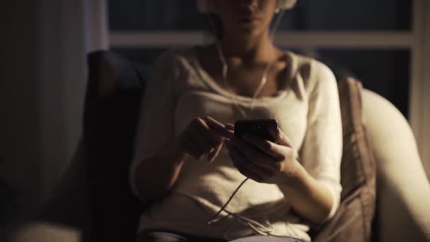 Kobieta słuchająca muzyki w nocy i relaksująca — Wideo stockowe
