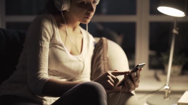 Kvinna lyssnar på musik på natten och koppla av — Stockvideo