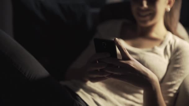 Glad flicka chattar sent på natten med sin smartphone — Stockvideo