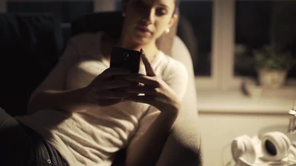 Fille heureuse bavarder tard dans la nuit avec son smartphone — Video