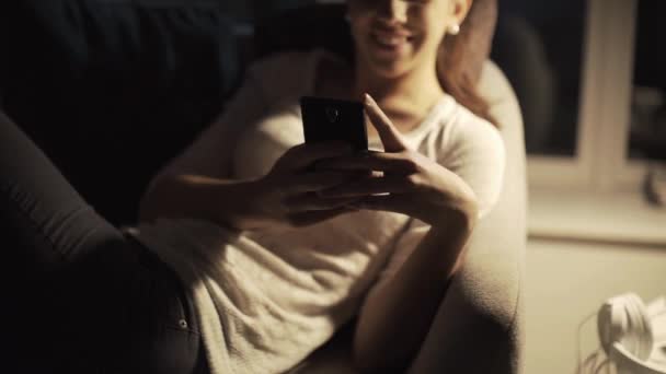 Menina feliz conversando tarde da noite com seu smartphone — Vídeo de Stock