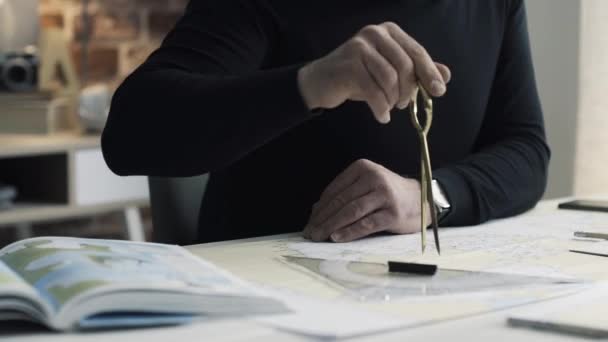 Capitão planejando uma rota para seu próximo cruzeiro — Vídeo de Stock