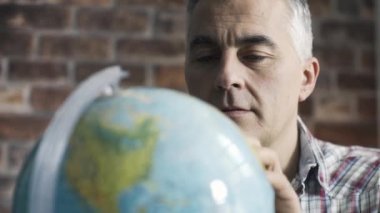 Dünya üzerinde bir yer arayan bir adam