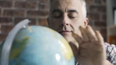 Mutlu adam, dünyanın rastgele yerlerini arıyor.