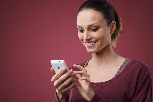 Vrolijke Mooie Vrouw Sms Met Mobiele Touch Screen Telefoon — Stockfoto