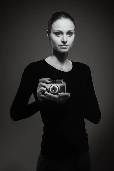 Fotógrafo Feminino Atraente Segurando Uma Câmera Vintage — Fotografia de Stock