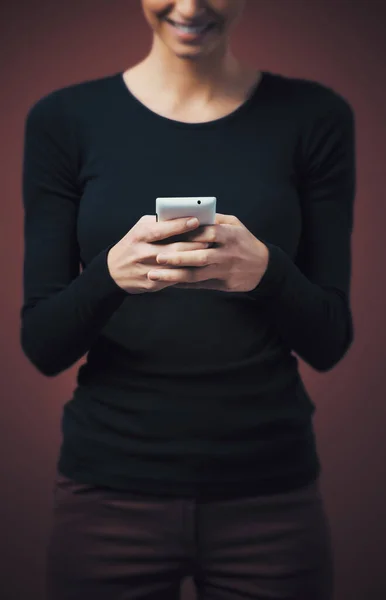 Vrouw Violet Shirt Met Een Touchscreen Mobiele Telefoon — Stockfoto