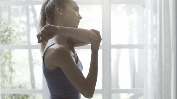 Mujer en forma haciendo ejercicios de estiramiento en casa — Vídeos de Stock