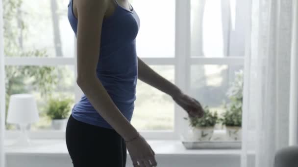 Mujer en forma haciendo ejercicios de estiramiento en casa — Vídeos de Stock