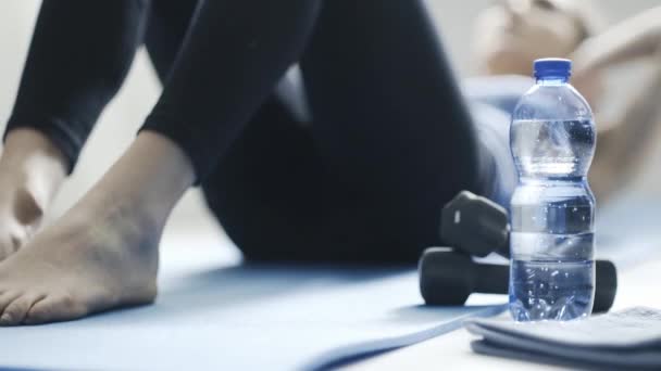 Joven mujer en forma haciendo abdominales en el suelo — Vídeos de Stock