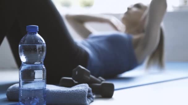 Joven mujer en forma haciendo abdominales en el suelo — Vídeos de Stock