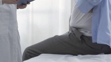 Doktor muayeneden sonra hastaya teşhisi açıklıyor.