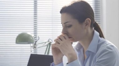 Doktor bir hastanın elini tutuyor ve onu destekliyor.