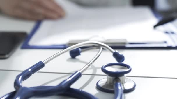 Médecin professionnel vérifiant les dossiers médicaux — Video