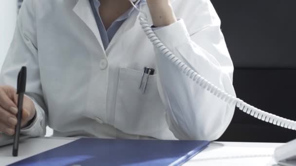 Žena lékař dává konzultaci na telefonu — Stock video