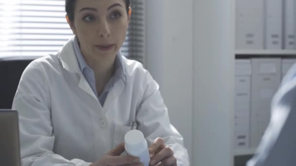 Medico che parla con un paziente e prescrive medicinali — Video Stock