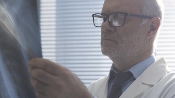 Médico revisando la radiografía de un paciente de la caja torácica — Vídeo de stock