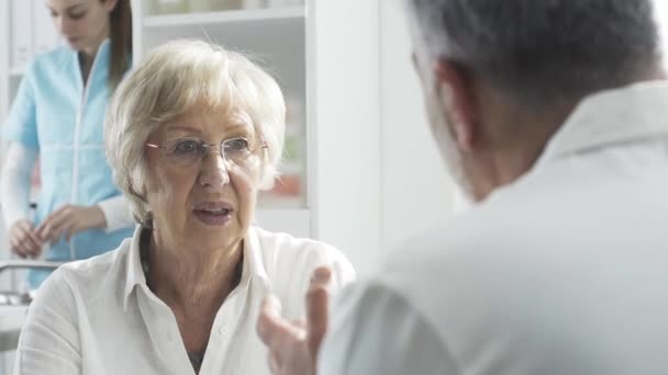 Patient âgé rencontrant le médecin au bureau — Video