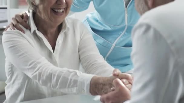 Personnel médical aidant un patient âgé — Video