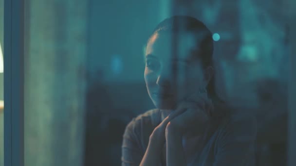 Düşünceli Genç Güzel Bir Kadın Pencereye Bakıyor Başka Tarafa Bakıyor — Stok video