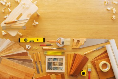 Marangozluk ve inşaat aletleri ile DIY çalışma tezgahı üst görünümü, talaş ile ahşap tabure ve üst kopyalama alanı