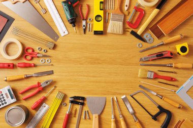Çalışma ve inşaat araçları ile DIY ve ev geliştirme afişi ahşap tezgah üst görünüm, merkez alan kopyalama