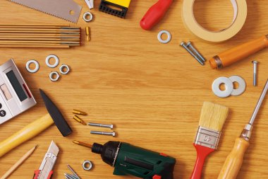 Çalışma ve inşaat araçları ile DIY ve ev geliştirme afişi ahşap tezgah üst görünüm, merkez alan kopyalama