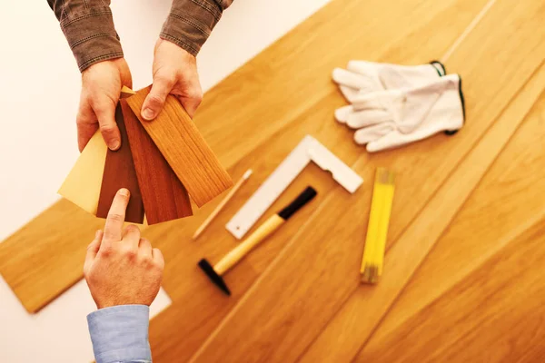 Carpenter Showing Some Wooden Baseboard Swatches Customer Choosing Color Flooring — Stock Photo, Image