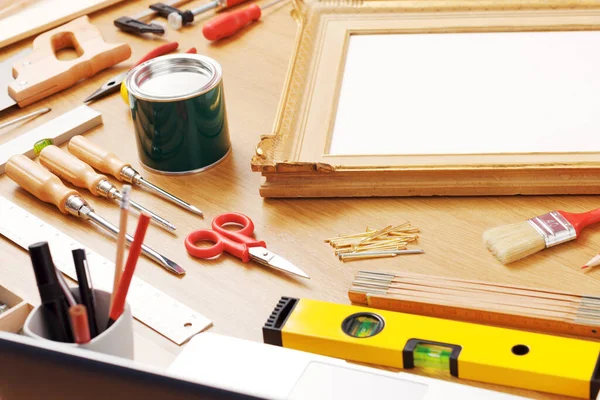 ニスバケツ Diyツールや木製フレーム 趣味や工芸品の概念を持つ装飾家の作業テーブル — ストック写真