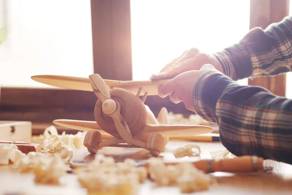 Artigiano Levigatura Una Superficie Legno Giocattolo Con Carta Vetrata Strumenti — Foto Stock