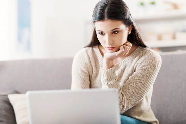 Chica Relajándose Sofá Casa Utilizando Ordenador Portátil Tecnología Concepto Comunicación — Foto de Stock